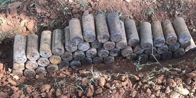 Muş'ta PKK'lı teröristlerce toprağa gömülmüş 49 el yapımı patlayıcı bulundu