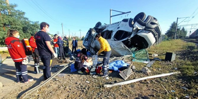 Tekirdağ'da yük treni minibüse çarptı: Çok sayıda ölü ve yaralı var
