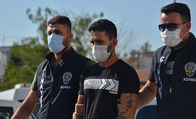 Babasını dövüp, kardeşini tüfekle öldürdü, kıyafet değiştirirken yakalandı