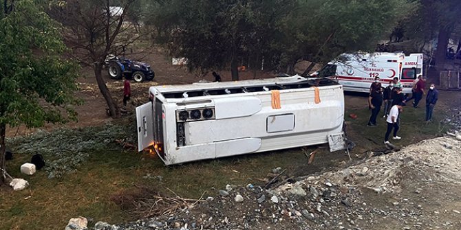 Tur midibüsü şarampole yuvarlandı: 1 ölü, 8 yaralı