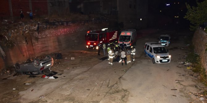 Demir bariyerleri aşan otomobil dereye uçtu: 1'i ağır, 4 yaralı 