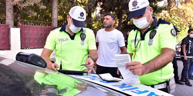 Polis, okul çevresindeki iş yerlerini narkotik köpeklerle aradı