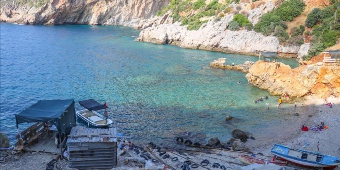 Akdeniz'de korsanların saklandığı Karamağara Koyu turist akınına uğruyor