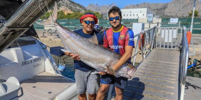 Baba- oğlu, oltayla 1.6 metrelik balık yakaladı