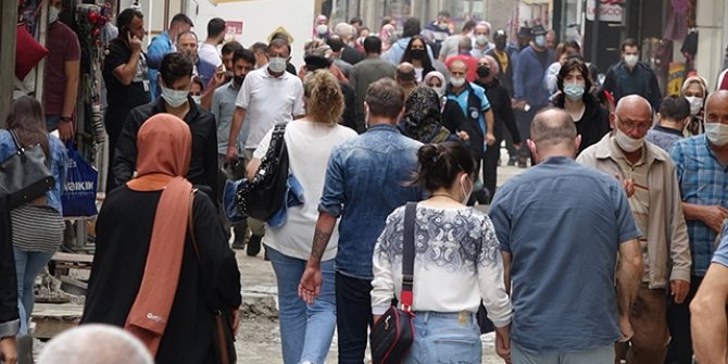 Vaka sayısında 6’ncı sıradaki Trabzon’da caddeler dolu, maske unutuldu