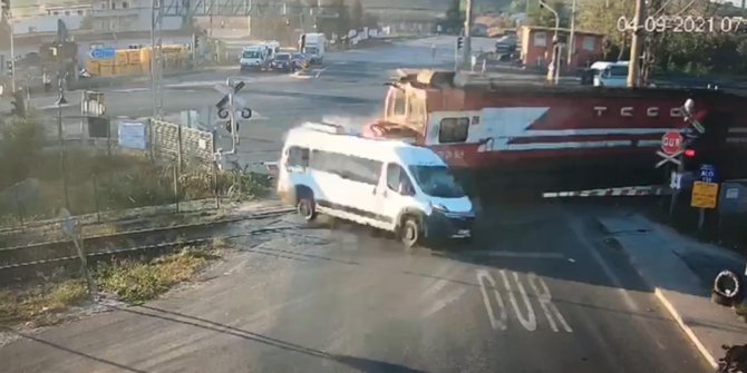 Trenin çarpmasıyla 7 kişinin öldüğü minibüsün şoförü: İlk ifadesi oraya çıktı