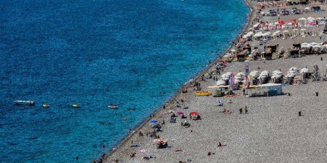 Antalya'da okullar açıldı, sahiller boşaldı