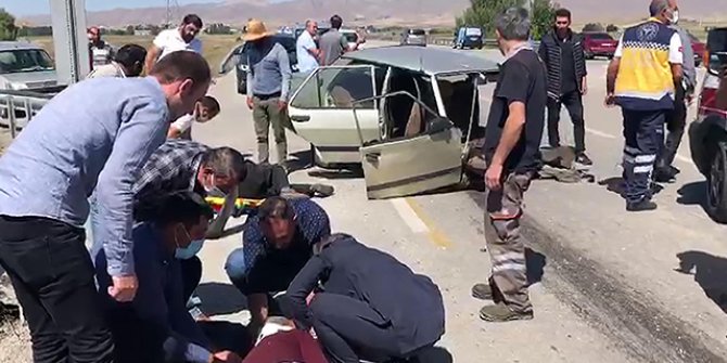 İki otomobil çarpıştı, biri ikiye bölündü: 5 yaralı