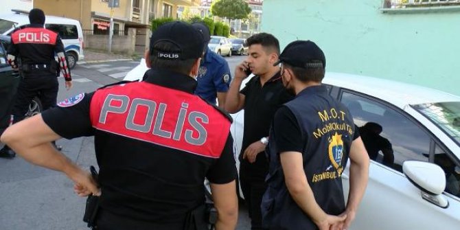 Maltepe’de polis ekipleri liseler önünde denetim yaptı