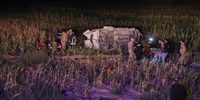 Düzensiz göçmenleri taşıyan araç kaza yaptı: 1 ölü, 15 yaralı