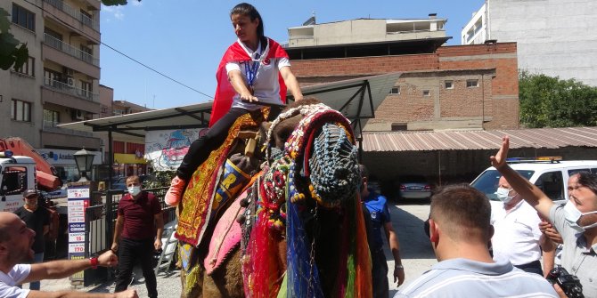 Dünya ikincisi sporcu deveyle tur attı