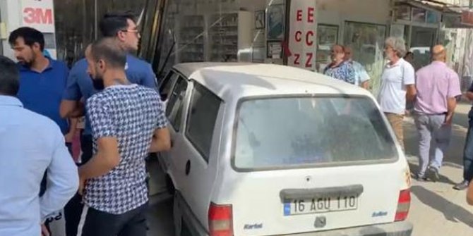 Ablasıyla tartıştı, otomobiliyle eczaneye girdi