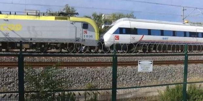 Tuzla'da iki tren kafa kafaya geldi: Facianın eşiğinden dönüldü