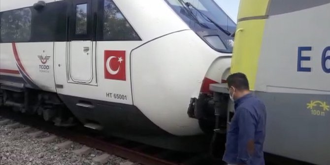 Tuzla'da duramayan tren, istasyonda bekleyen trene çarptı