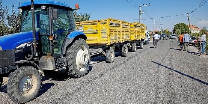 Sollamak istediği traktörün altında kalan motosikletli öldü