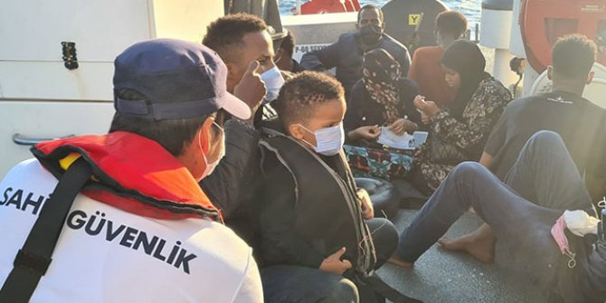 Lastik botları sürüklenen 30 göçmen kurtarıldı