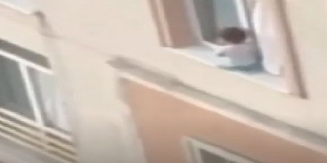 Kayaşehir'de yürekler ağza geldi; küçük çocuk pencerenin pervazında oturdu