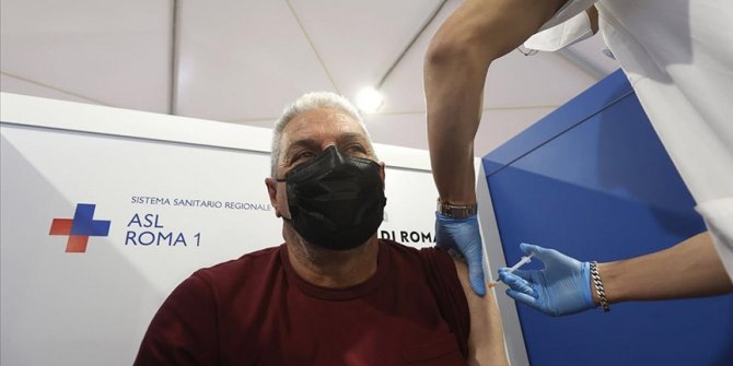 İtalya, Kovid-19 aşısında 3. doza yeşil ışık yaktı