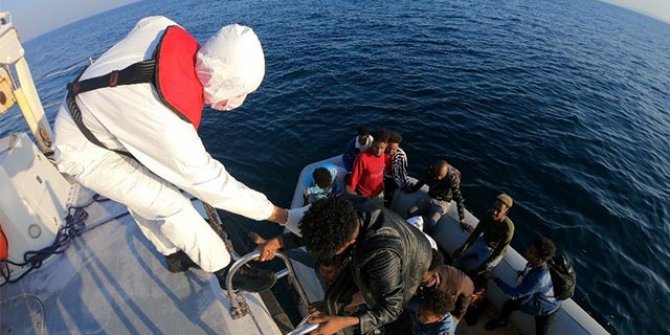 Sürüklenen lastik bottaki kaçak göçmenleri Sahil Güvenlik kurtardı