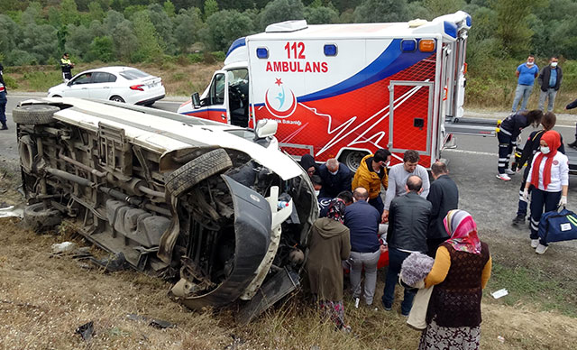 TIR'la çarpışan işçi servisindeki 13 kişi yaralandı