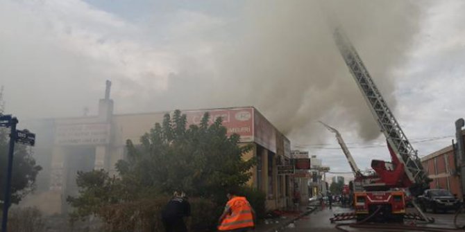 Ankara'da iş merkezinin çatısında yangın