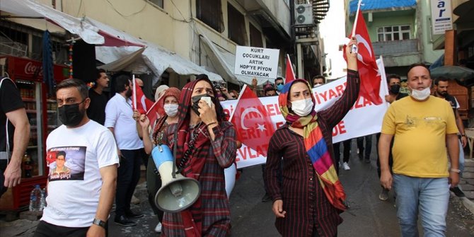 Hakkari'de çocukları dağa kaçırılan aileler HDP İl Başkanlığı önünde eylem yaptı