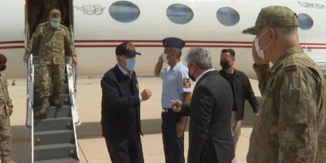 Bakan Akar ve komutanlar Suriye sınırında