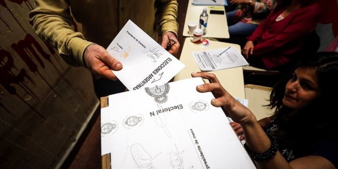 Arjantin halkı parlamento ön seçimleri için sandık başında