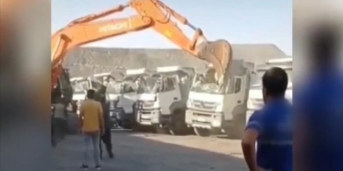 Şırnak’ta ücretini alamayan işçi iş makinesiyle kamyonların kabin kısmını ezdi