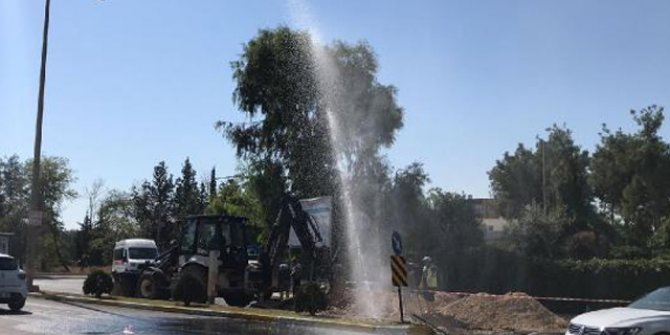 Şanlıurfa’da boru patladı, su metrelerce yükseğe fışkırdı