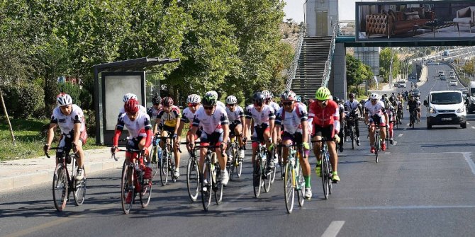 Ankara'dan 300 bisikletçi bayrağı taşıdı