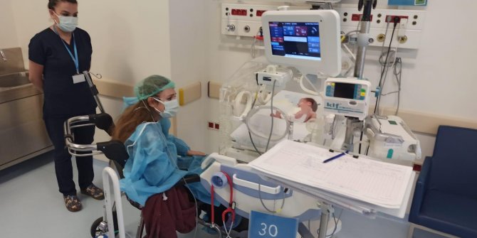 Koronavirüsü atlatan Duygu, 21 gün sonra bebeğini yakından gördü
