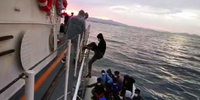 Ayvalık açıklarında 54 kaçak göçmen kurtarıldı