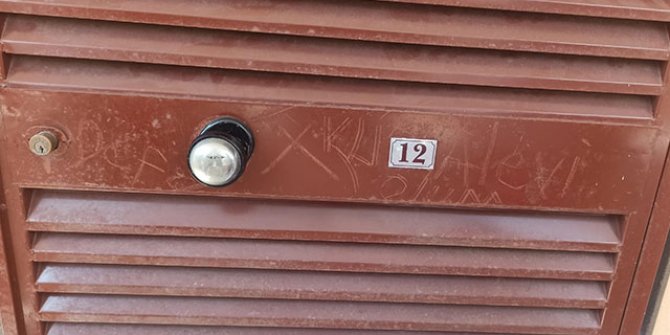 Yurt dışına kaçak çıkmak için evinin kapısına 'ırkçı' ifadeler yazdı, tutuklandı