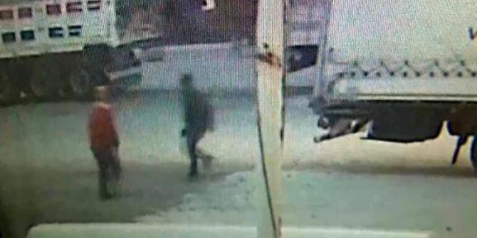 TIR'a binmeye çalışan göçmenler, kendilerini fark eden bekçiye silah çekti