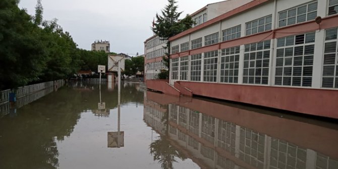 Bafra'da sağanak; su basan iki okulda eğitime ara verildi