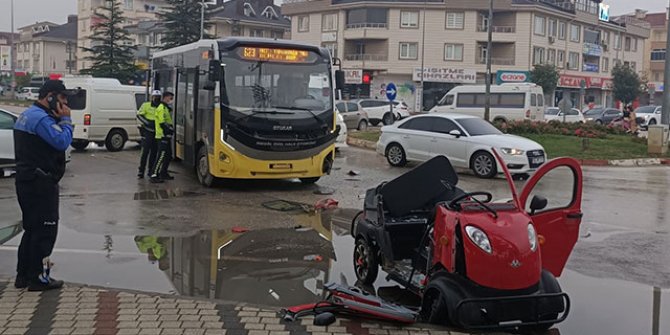 Halk otobüsüyle elektrikli araç çarpıştı: 3 öğrenci yaralı