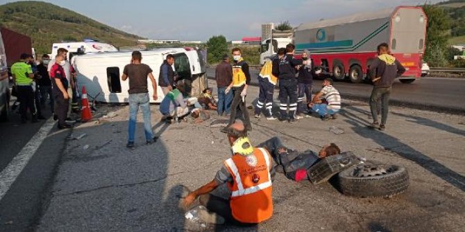 Otoyolda hatalı dönüş yapan minibüse otomobil çarptı: 8 yaralı