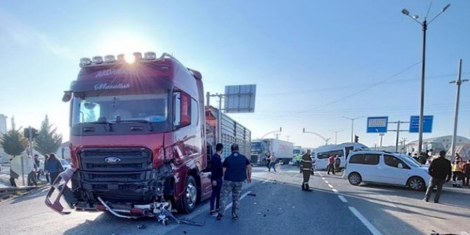 Kütahya’da öğrenci servisine TIR çarptı: 5 yaralı