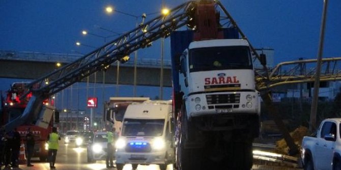 Lapseki'de konteyner taşıyan vinç, plaka tanımlama sistemine çarptı