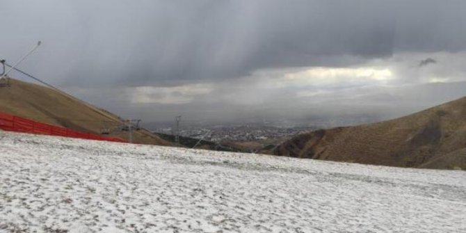 Erzurum'a ilk kar düştü