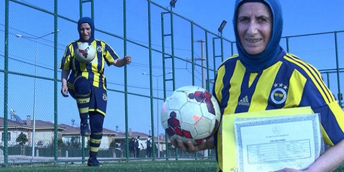 Azize, antrenörlük hayali için 53 yaşında lise diploması aldı