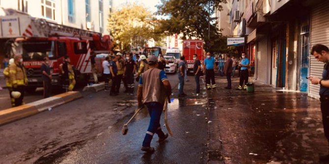 Beyoğlu'nda iş yerinde yangın: 9 kişi dumandan etkilendi