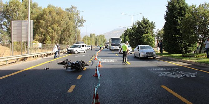 Motosikletle otobüse sürtüp, yola savrulan kasksız sürücü öldü