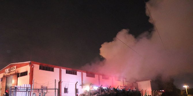 Denizli'de geri dönüşüm fabrikasında çıkan yangın söndürüldü 