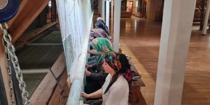 Topkapı’daki kutsal emanetler el emeği halı üzerinde sergilenecek
