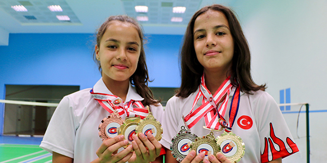 Badmintonun ikizleri ay yıldızlı formayla Avrupa'da raket sallayacak