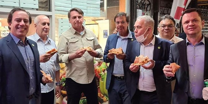 Brezilya Devlet Başkanı Bolsonaro, aşı olmadığı için sokakta pizza yedi