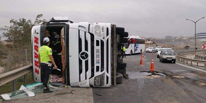 Gebze’de TIR ile otobüs çarpıştı: 3 yaralı