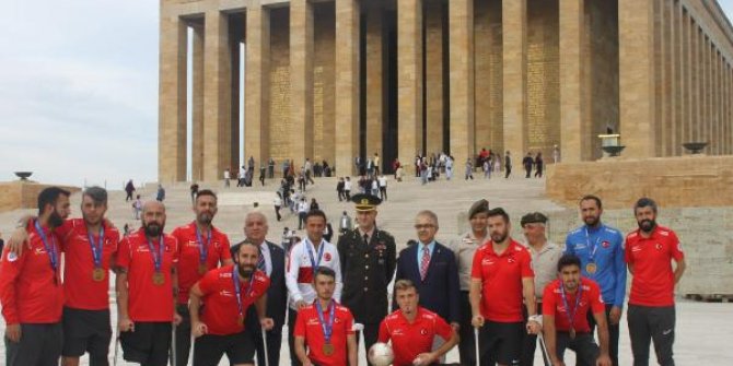 Avrupa Şampiyonu Ampute Futbol Milli Takımı, Anıtkabir'i ziyaret etti